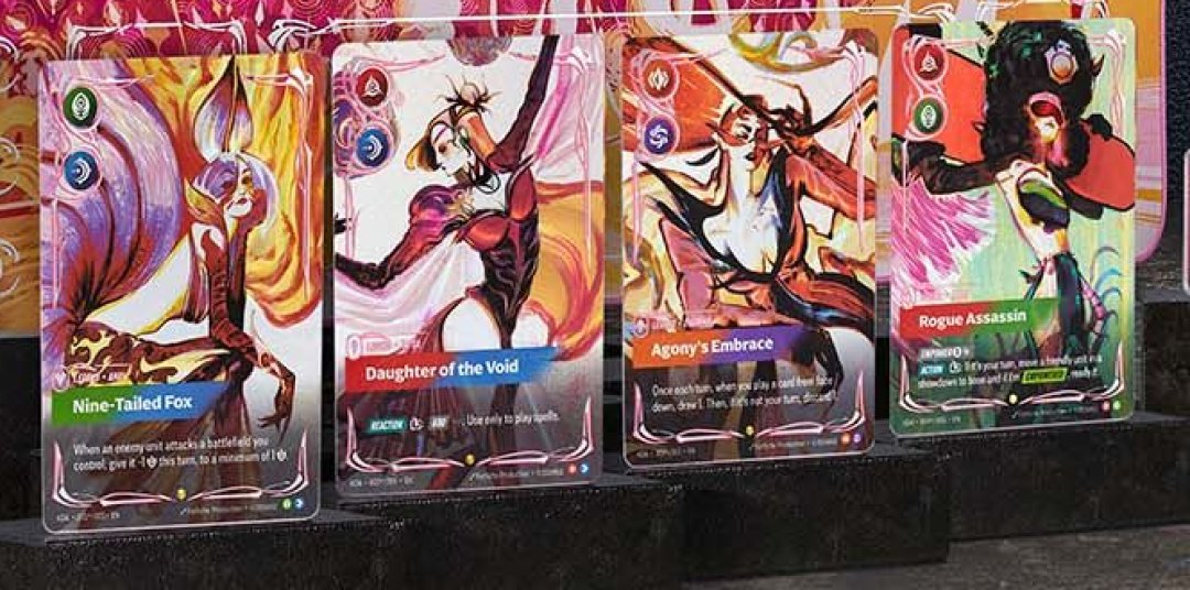 De 4 K/DA-Legend-kaarten van Riftbound geïllustreerd door Fortiche: Ahri, Kai'Sa, Evelynn en Akali